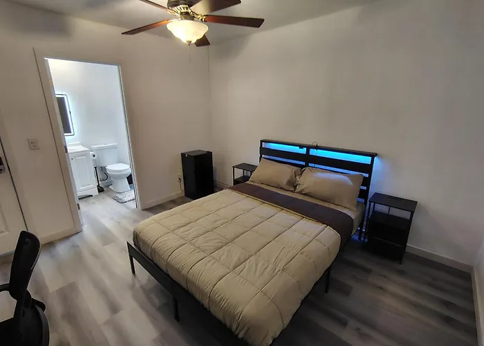 Homestay 3614 N 48th Ave
